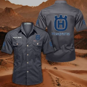 Husqvarna Motorcycles Hemd mit kurzen Ärmeln, All-Over-Print Kurzarmhemd CAR444052625797 - Grau